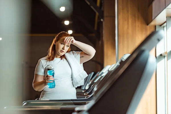 Selective Focus Tired Overweight Girl Touching Forehead Holding Sports Bottle — Stock Photo, Image