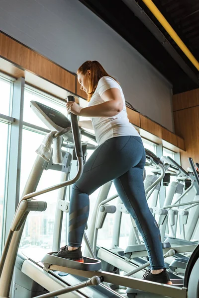 Låg Vinkel Syn Överviktiga Flicka Tränar Stepper Gymmet — Stockfoto