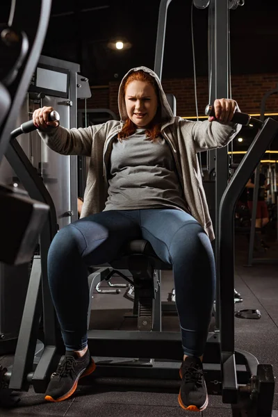 Chica Con Sobrepeso Intencional Haciendo Ejercicio Extensión Brazos Máquina Fitness — Foto de Stock