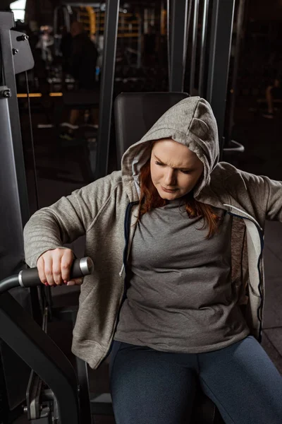 Zielstrebiges Übergewichtiges Mädchen Macht Armstreckübung Auf Fitnessgerät — Stockfoto