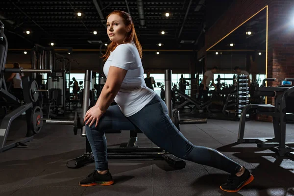 Pretty Overweight Girl Doing Lounges Exercise Gym — Stock Photo, Image