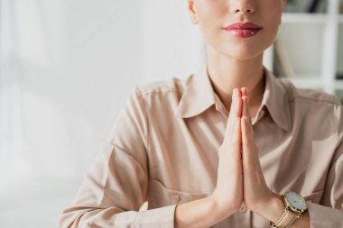 Ofiste namaste jesti ile meditasyon yapan iş kadını görüşü