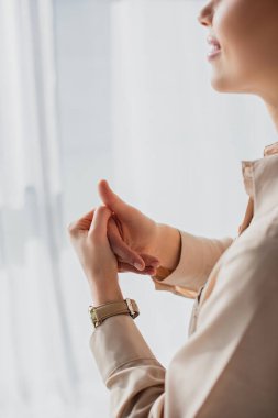 Ofiste parmaklarını uzatan iş kadını görüşü