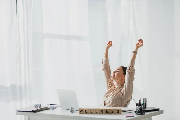Mulher Negócios Sorrindo Descansando Local Trabalho Com Papéis Amassados Laptop — Fotografia de Stock