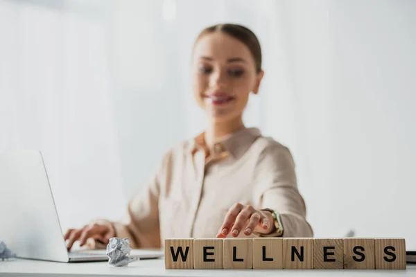 Selective Focus Happy Businesswoman Working Laptop Workplace Alphabet Cubes Wellness — Stock Photo, Image