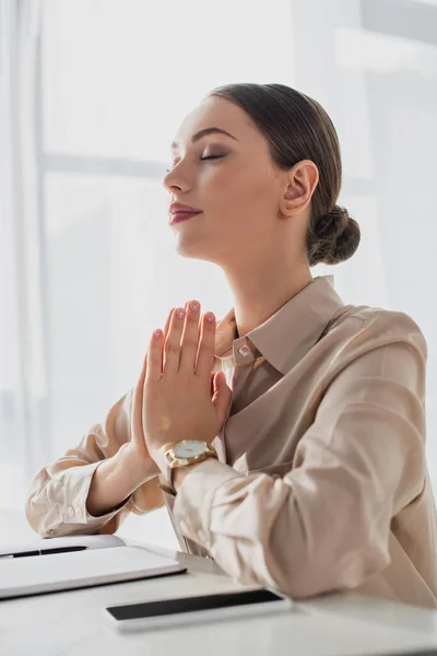 Güzel Kadını Namaste Jesti Ofiste Kapalı Gözlerle Meditasyon Yapıyor — Stok fotoğraf