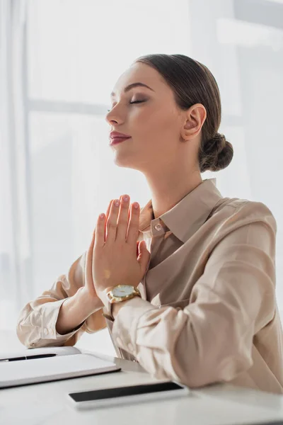 Mooie Zakenvrouw Mediteren Met Namaste Gebaar Gesloten Ogen Het Kantoor — Stockfoto