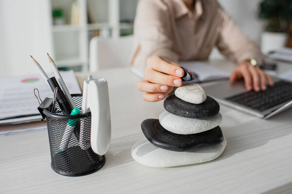 Ausgeschnittene Ansicht Einer Geschäftsfrau Die Mit Laptop Arbeitsplatz Mit Zen — Stockfoto