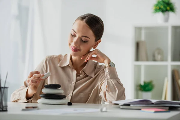 Glückliche Geschäftsfrau Sitzt Mit Zen Steinen Arbeitsplatz — Stockfoto