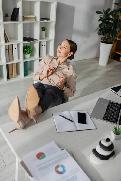 Belle Jeune Femme Affaires Procrastinant Avec Les Pieds Sur Table — Photo