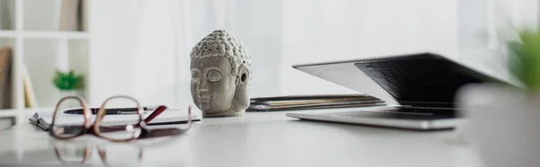 Panorama Bild Buddha Huvud Glasögon Och Laptop Bordet Moderna Kontor — Stockfoto