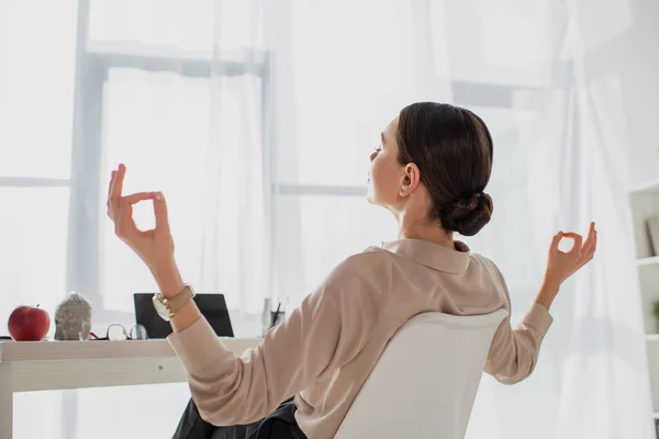 Mujer Negocios Meditando Con Los Ojos Cerrados Gyan Mudra Lugar — Foto de Stock