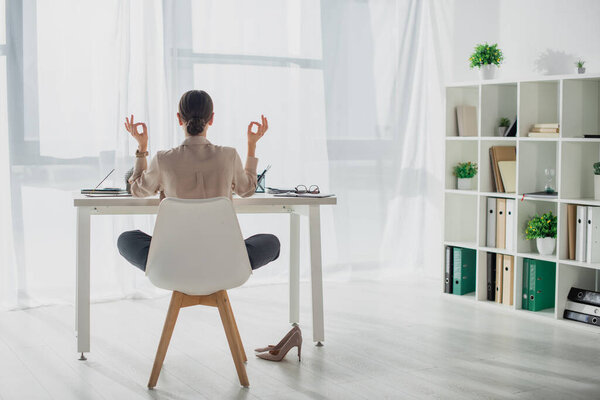 Bakåt Syn Affärskvinna Meditera Lotus Posera Med Gyansk Mudra Arbetsplatsen — Stockfoto
