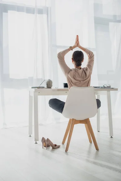 Vista Posterior Mujer Negocios Meditando Con Gesto Namaste Lugar Trabajo — Foto de Stock