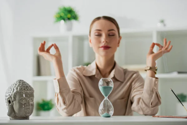 Foco Seletivo Empresária Meditando Com Olhos Fechados Mudra Gyan Local — Fotografia de Stock