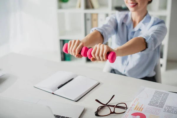 Vista Recortada Mujer Negocios Feliz Trabajando Mientras Entrena Con Pesas — Foto de Stock