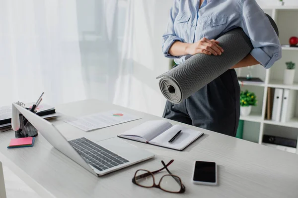 Mooie Jonge Zakenvrouw Houden Fitness Mat Buurt Van Werkplek Met — Stockfoto