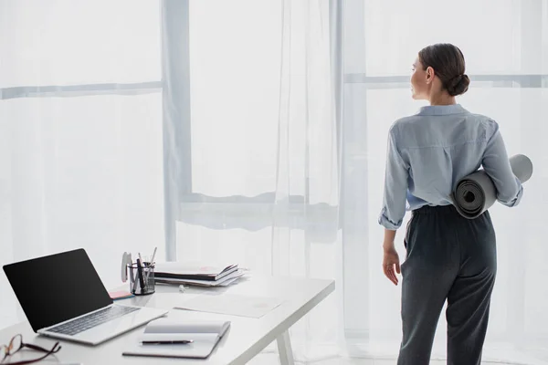 Back View Businesswoman Holding Yoga Mat Workspace Laptop Notepad — Stock Photo, Image