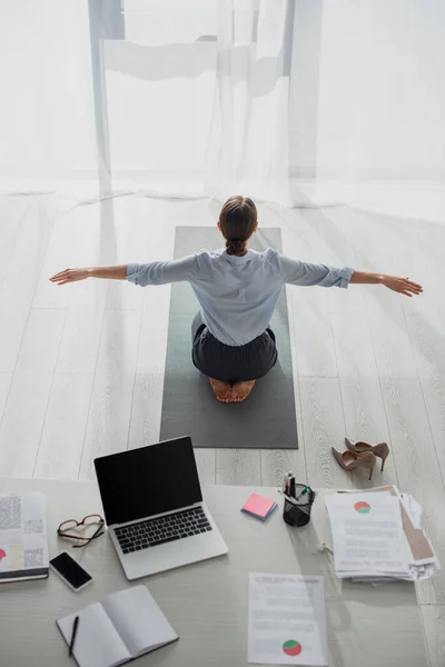Vista Posterior Mujer Negocios Practicando Yoga Posición Loto Estera Oficina —  Fotos de Stock