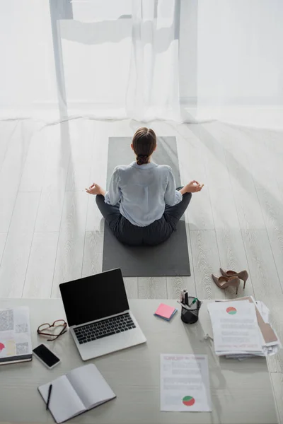 Back View Businesswoman Practicing Yoga Lotus Position Gyan Mudra Mat — Stock Photo, Image