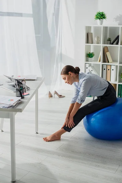 Professzionális Üzletasszony Nyújtózkodó Fitness Labdák Irodában — Stock Fotó