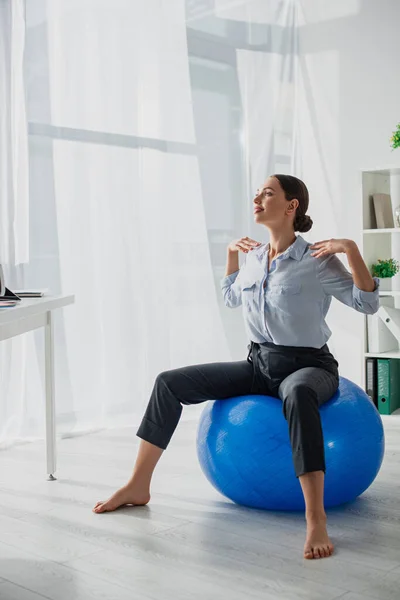 Hermosa Mujer Negocios Feliz Ejercicio Bolas Fitness Oficina —  Fotos de Stock