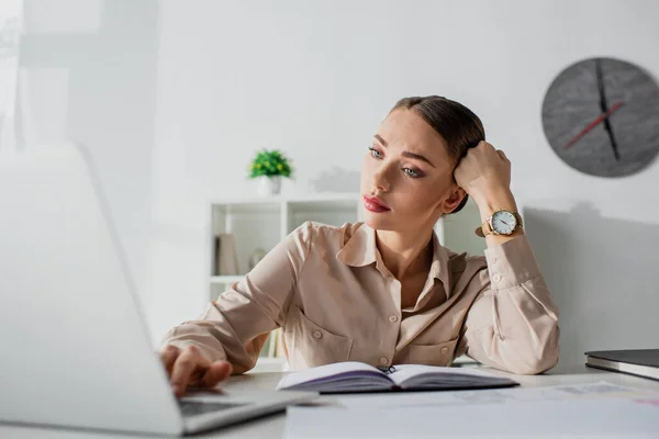 Attraktive Müde Geschäftsfrau Arbeitet Mit Laptop Modernen Büro — Stockfoto