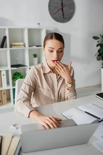 Überraschte Attraktive Geschäftsfrau Arbeitet Mit Laptop Modernem Büro — Stockfoto