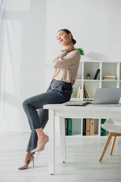 Mujer Negocios Cansada Estirando Cuello Lugar Trabajo Con Portátil —  Fotos de Stock