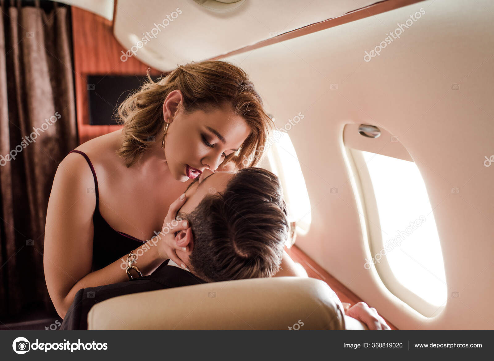 Sexy Women Kissing Sexy Women Kissing