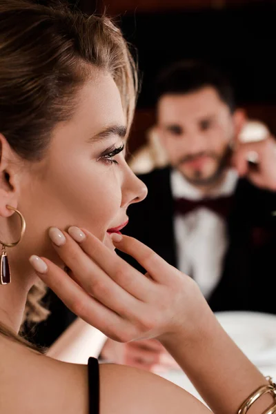 Foco Seletivo Menina Bonita Sonhadora Homem Elegante Fundo Isolado Preto — Fotografia de Stock