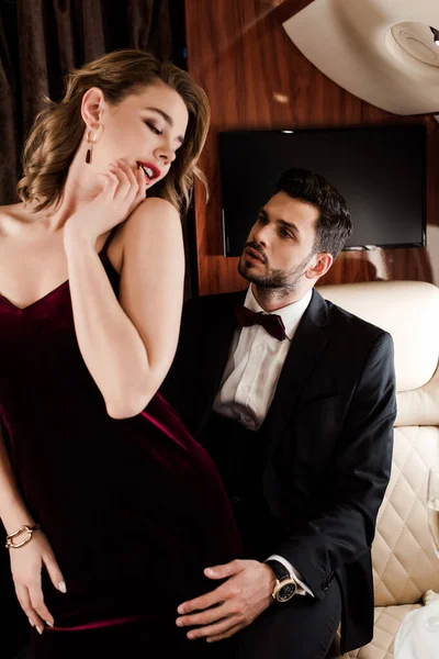 Pohledný Elegantní Muž Dotýkající Svůdné Flirtující Žena Rovině — Stock fotografie