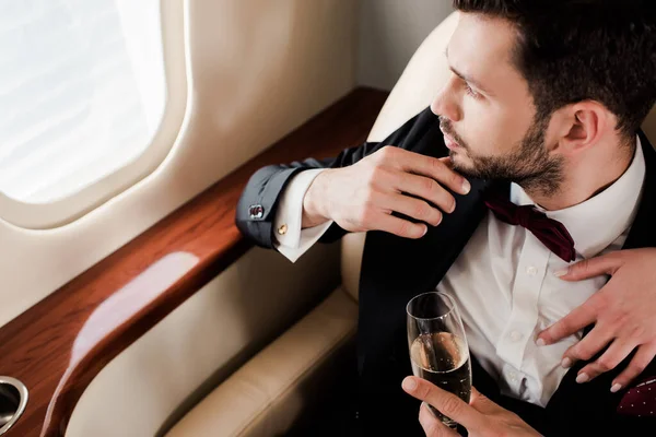 Aydınlatıcıya bakan düşünceli bir adamın üzerinde el ele kadın görüntüsü.