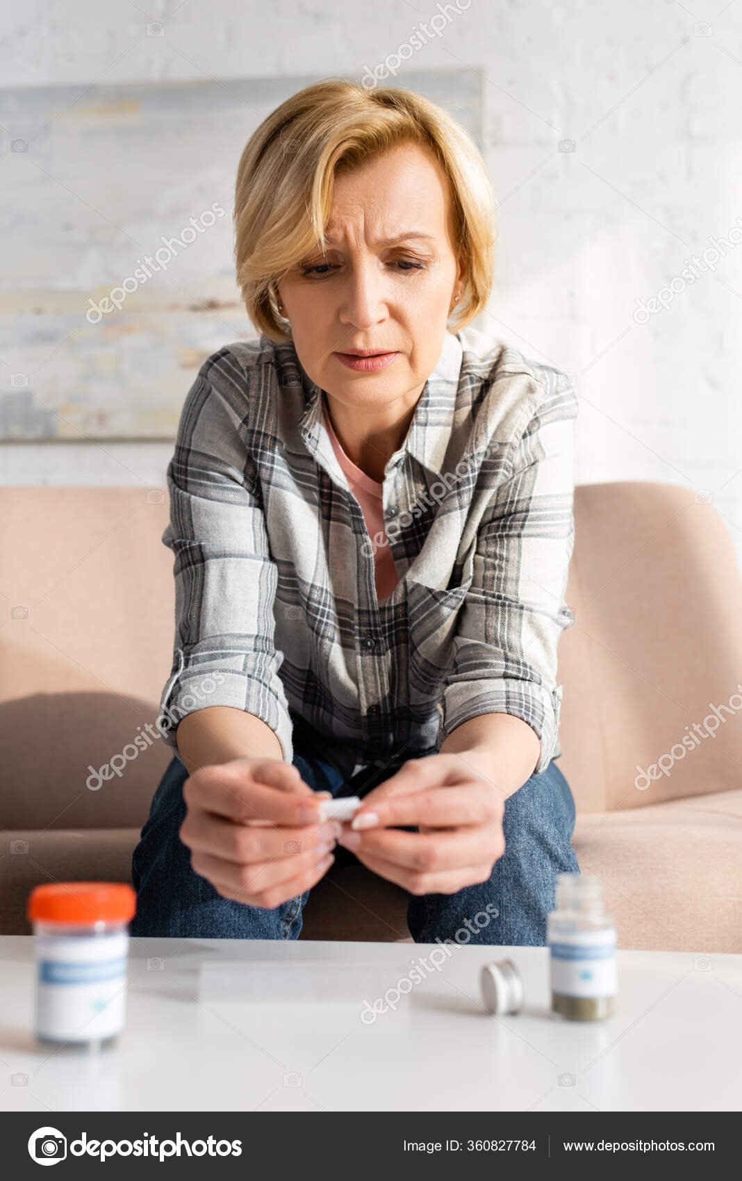 Tıbbi Esrar Içeren Şişelerin Yanında Kağıt Tutan Olgun Bir Kadının