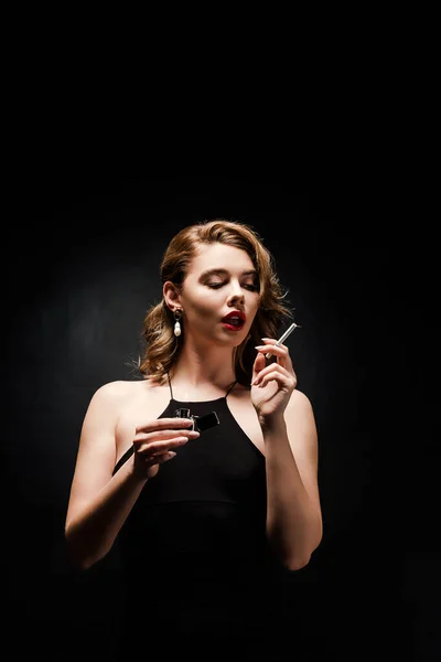 Mujer Sexy Vestido Elegante Sosteniendo Cigarrillo Encendedor Sobre Fondo Negro —  Fotos de Stock