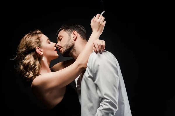 Schöner Mann Weißen Hemd Und Elegante Frau Mit Zigarette Umarmt — Stockfoto