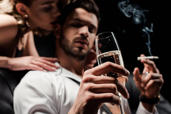 Selektivt Fokus Förförisk Kvinna Röra Stilig Självsäker Man Håller Champagneglas — Stockfoto