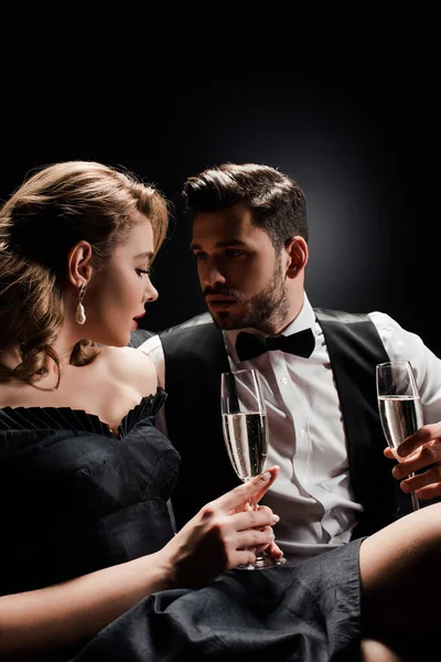 Sexy Vrouw Elegante Man Holding Bril Van Champagne Kijken Naar — Stockfoto