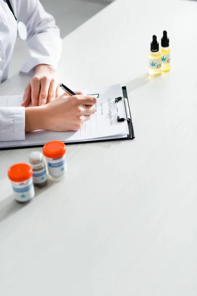 Vista Recortada Médico Que Escreve Prescrição Perto Das Garrafas Com — Fotografia de Stock