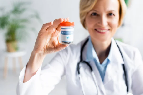 Selective Focus Cheerful Mature Doctor White Coat Holding Bottle Medical — Stock Photo, Image
