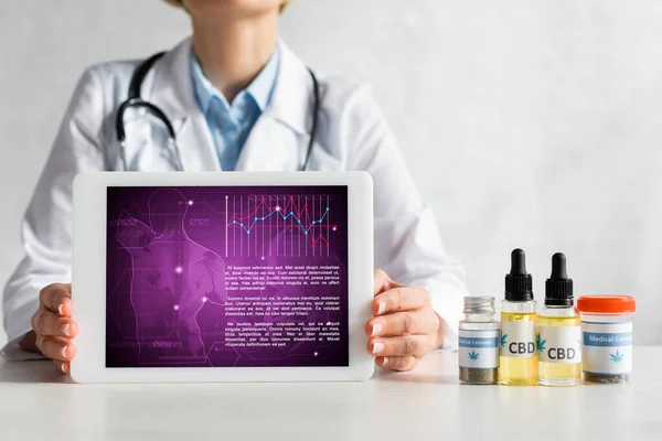 Beskärd Mogen Läkare Som Håller Digital Tablett Med Medicinsk App — Stockfoto