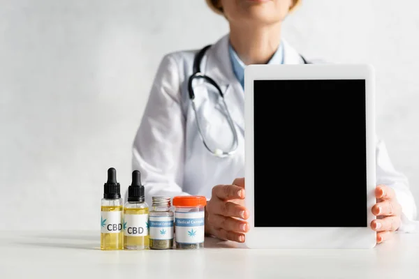 Oříznutý Pohled Lékaře Bílém Plášti Držícího Digitální Tablet Prázdnou Obrazovkou — Stock fotografie