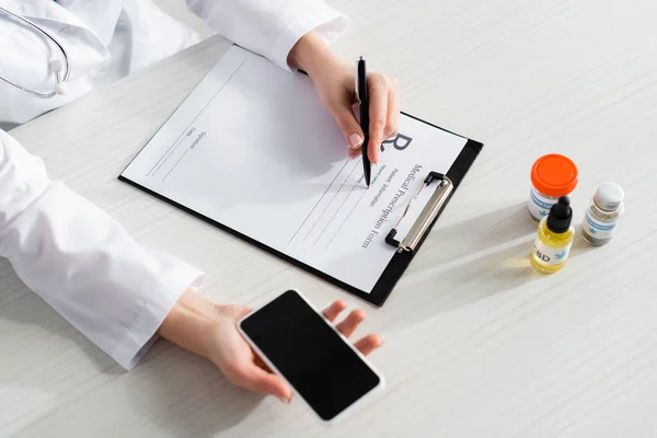 Vista Recortada Del Médico Escribiendo Prescripción Cerca Botellas Con Cbd —  Fotos de Stock