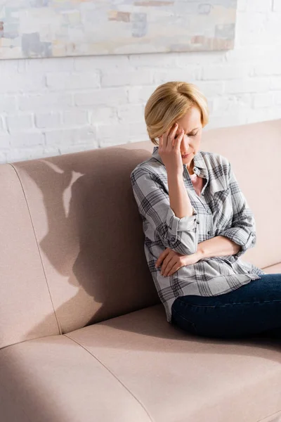 Müde Reife Frau Mit Kopfschmerzen Sitzt Auf Sofa Wohnzimmer — Stockfoto