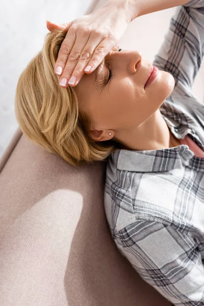 Dojrzała Kobieta Zamkniętymi Oczami Cierpiąca Ból Głowy Domu — Zdjęcie stockowe