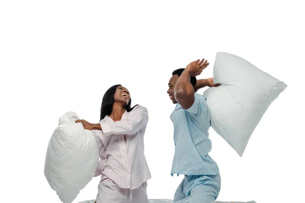 Glücklich Afrikanisch Amerikanisches Paar Mit Kissenschlacht Pyjama Isoliert Auf Weiß — Stockfoto