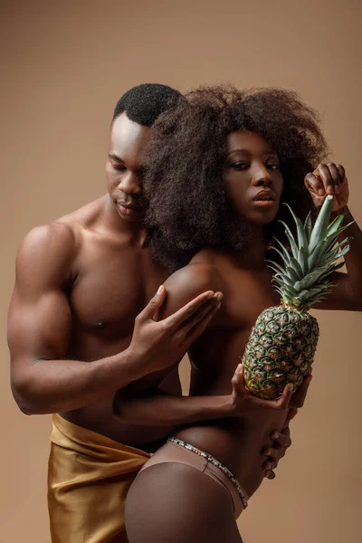 Sexy Nackte Afrikanisch Amerikanische Paar Posiert Mit Ananas Auf Beige — Stockfoto