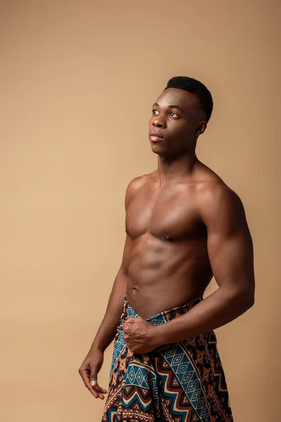 Sexy Desnudo Tribal Afro Hombre Cubierto Manta Posando Aislado Beige — Foto de Stock