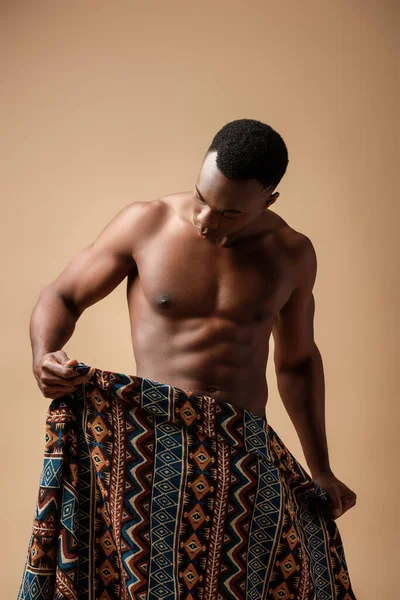Sexy Nahé Kmenové Afro Muž Pokrytý Dekou Pózování Izolované Béžové — Stock fotografie