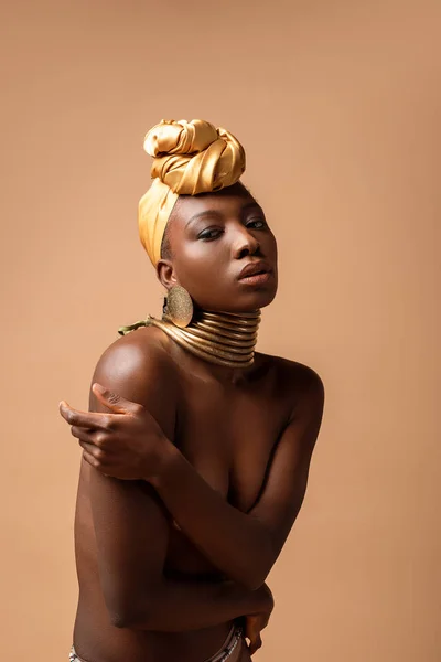 Sexy Naked Tribal Afro Woman Posing Isolated Beige — Stock Photo, Image